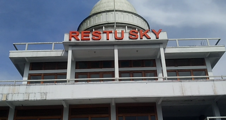   Gedung  Restu Sky milik kampus STMIK Tasikmalaya yang megah ditutup oleh Ditjen Dikti. Dampak dari penutupan itu banyak mahasiswa terancam drop out atau DO./Edi Mulyana/priangantimurnews/PRMN   