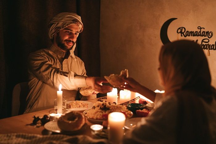 Foto oleh Thirdman: https://www.pexels.com/id-id/foto/pria-liburan-pasangan-orang-orang-7956570/