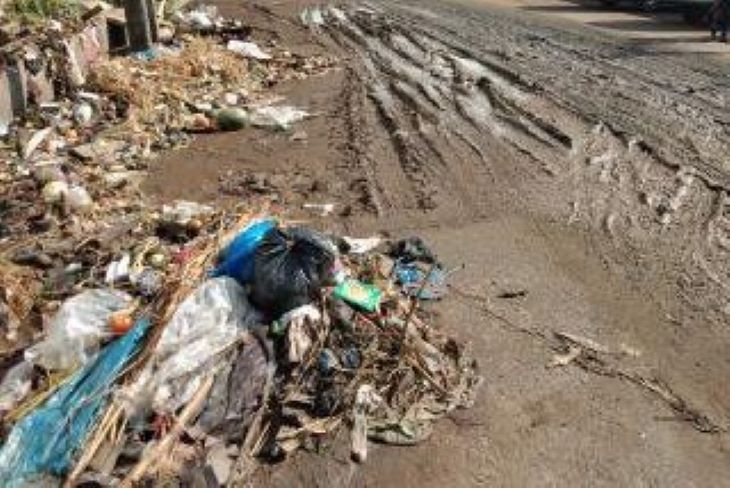 Sampah dan tanah lumpur yang tertinggal pasca banjir di wilayah Pasar Induk Gedebage Kota Bandung. Setiap banjir  keberadaan sampah dan tanah lumpur menjadi pemandangan yang sering terjadi.