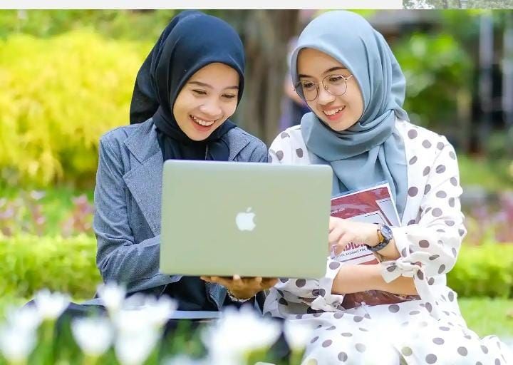 Ilustrasi mahasiswa Universitas Muhammadiyah Surakarta saat berdiskusi bersama mahasiswa lain di halaman kampus.