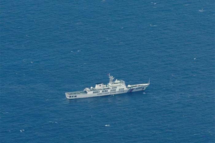Sebuah kapal Penjaga Pantai Cina tampak di dekat Pulau Thitu yang diduduki Filipina, di Kepulauan Spratly yang disengketakan, Laut Cina Selatan, 9 Maret 2023.