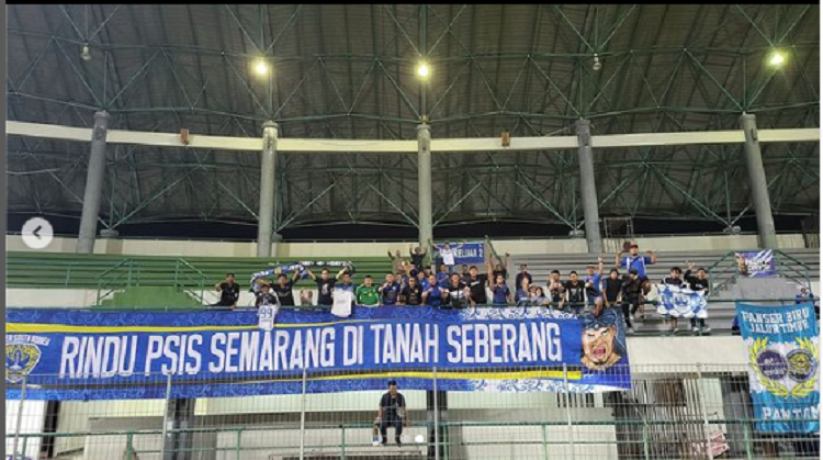 Suporter PSIS Semarang saat menyaksikan laga Mahesa jenar kontra PS Barito Putera