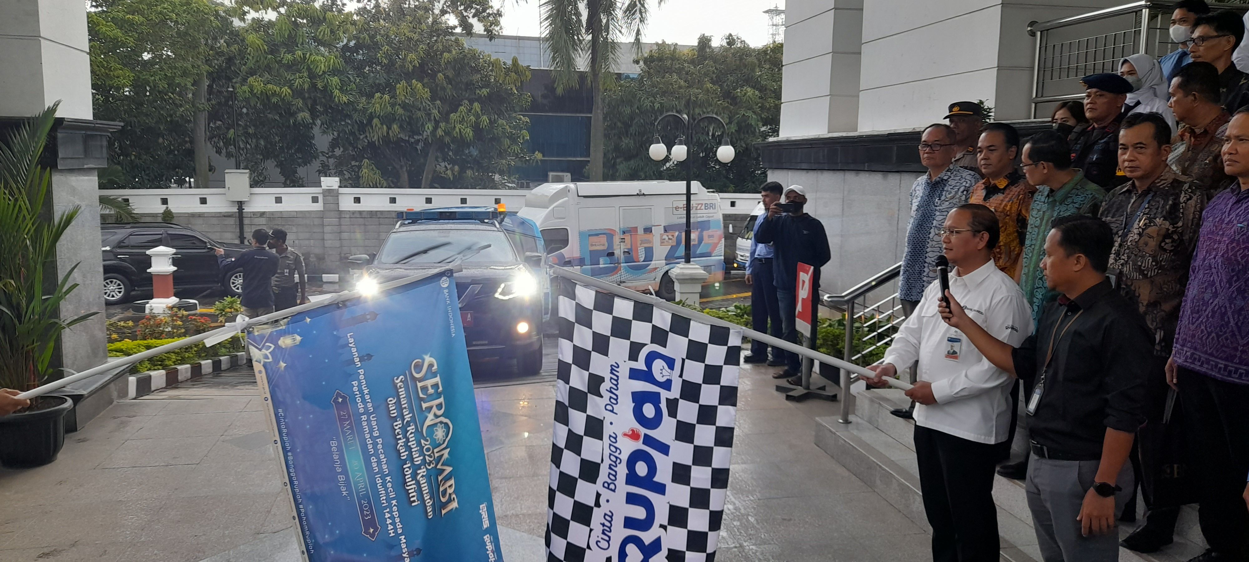 KEPALA Bank Indonesia Cirebon Hestu Wibowo saat bersiap melepas beberapa kendaraan kas keliling perbankan di wilayah Cirebon