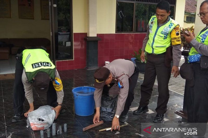 Petasan Meledak di Magelang, Polisi Temukan Kantong Plastik Bau Belerang