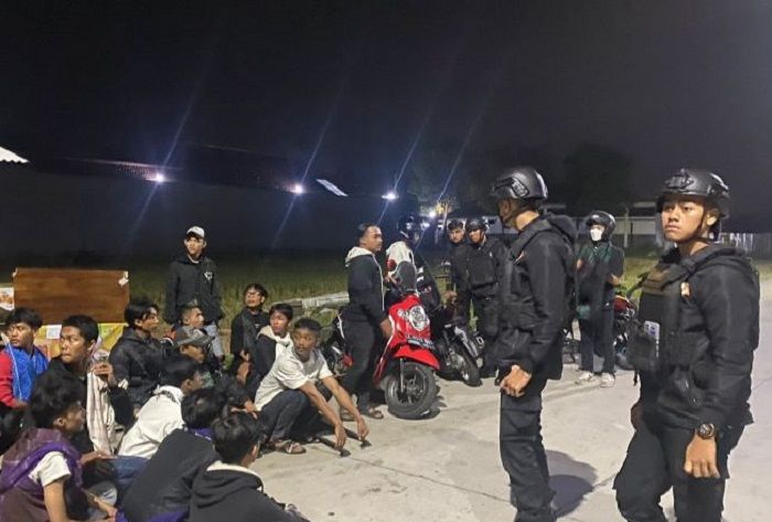 Polisi mengamankan pemuda yang berkumpul pada Senin dini hari./ANTARA/Bagus Ahmad Rizaldi
