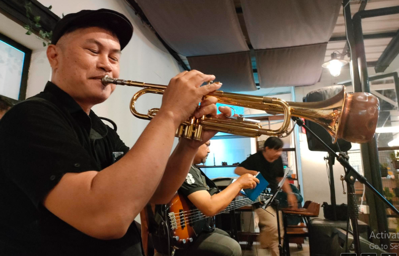 Sosok trumpetis asal Bandung, Ronald Tommy saat bermain bersama grup band Troya di sebuah kafe di Jalan Naripan Kota Bandung sebelum Ramadan tiba