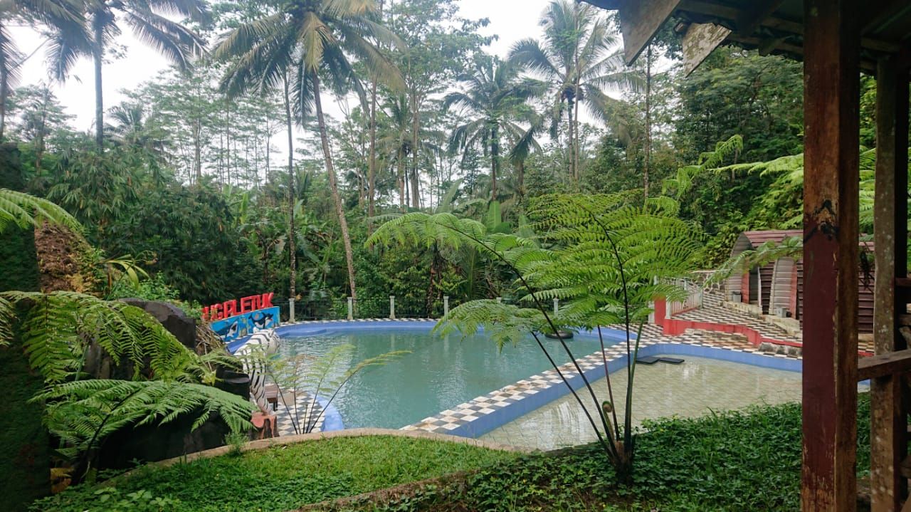 Wahana kolam renang yang berada di satu kawasan Curug Pletuk, Pesangkalan, Banjarnegara