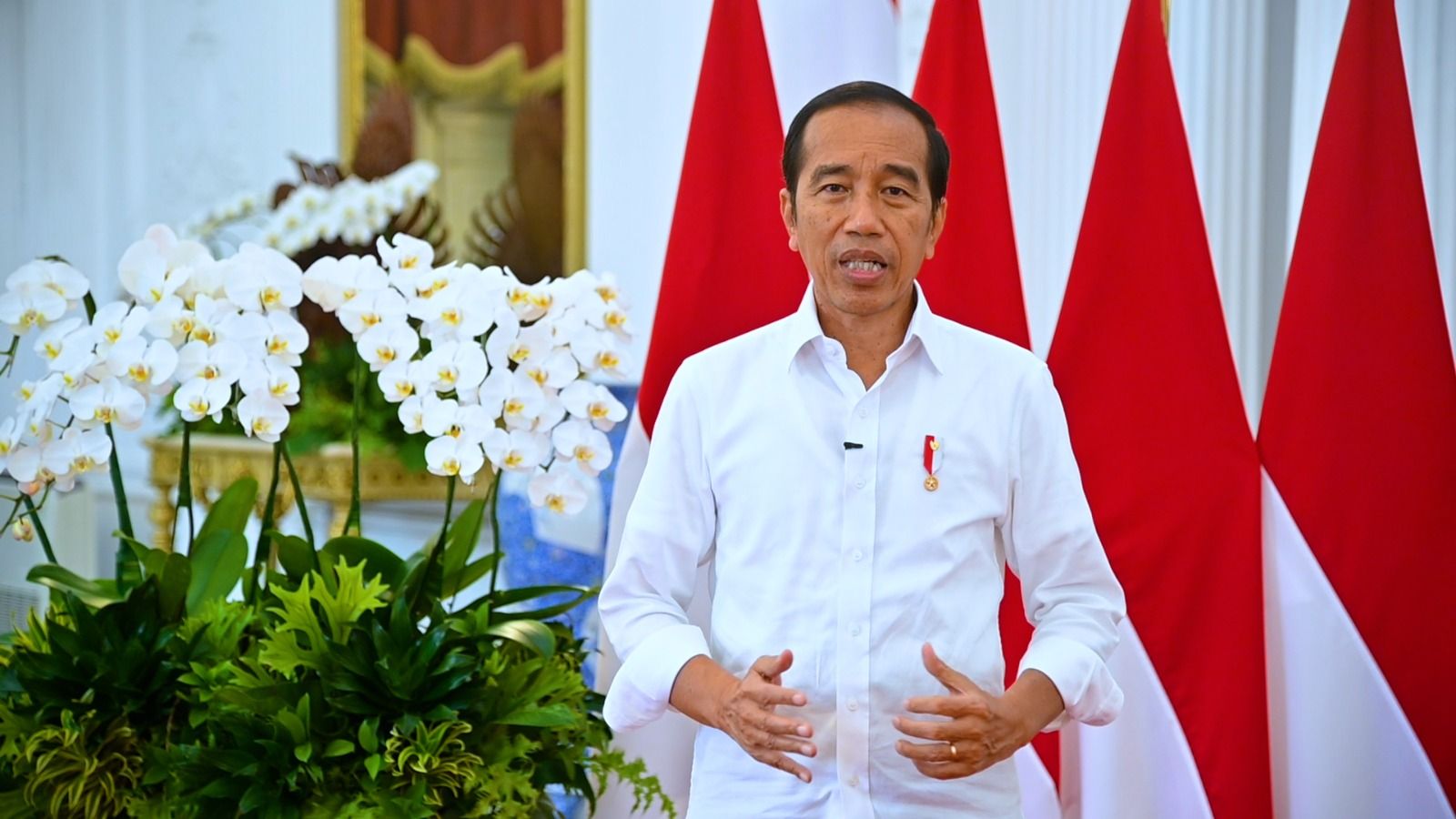 Presiden Joko Widodo memberikan bantuan sembako kepada 12,3 juta warga