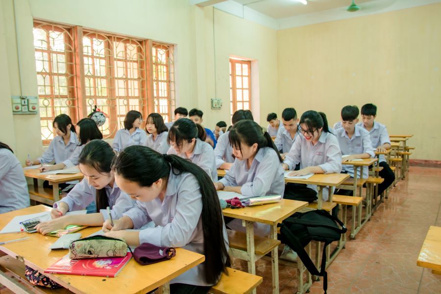 Ilustrasi siswa siswi SMA Negeri terbaik di Surabaya yang sedang belajar