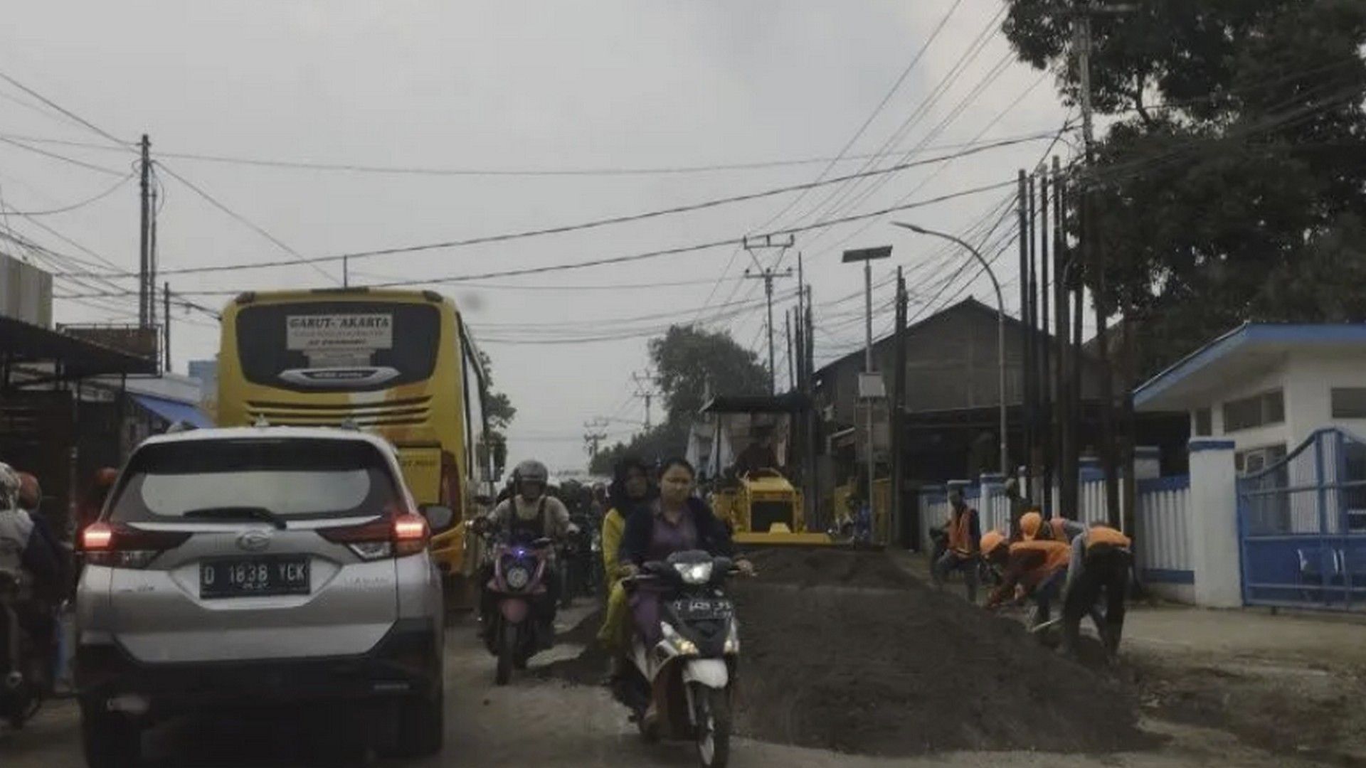Sejumlah pengendara melewati jalan yang sedang diperbaiki di Kecamatan Leles, Kabupaten Garut, Jawa Barat beberapa waktu lalu. (ANTARA/Feri Purnama)