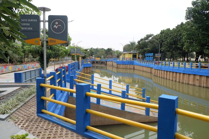 Kolam retensi Gedebage selain sebagai kawasan resapan air juga berfungsi untuk meminimalisir banjir di kawasan Pasar Induk Gedebage Kota Bandung.