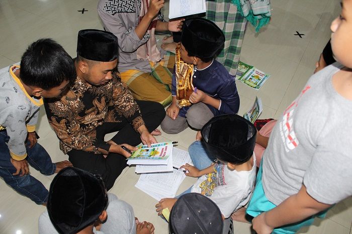 Keseruan Anak-Anak Masjid Syuhada saat Berebut Minta Tanda Tangan Anggota DPRD Kepri Syahid Rihdo.