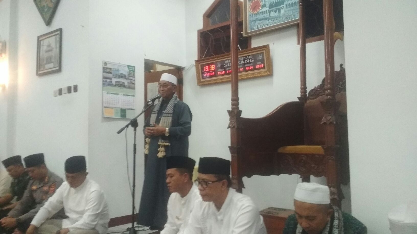 Bupati Bandung Kang DS (tiga dari kanan) saat hadir dalam tarawiih keliling di Masjid Besar Soreang diawali dengan Sambutan Ketua Umum MUI Kabupaten Bandung 