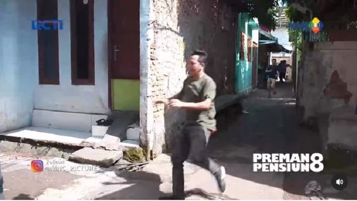 Saat ini sedang berlangsung episode 6 Preman Pensiun 8 yang menayangkan pengejaran anak buah Bang Edi yang membelot.