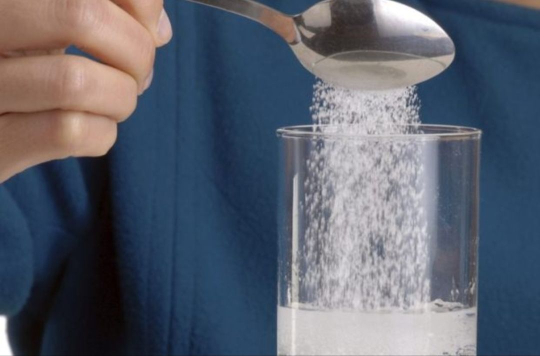 Dokter gizi menyebutkan bahwa oralit dapat menyebabkan tubuh kelebihan gula dan garam jika diminum terlalu banyak serta dalam kondisi normal