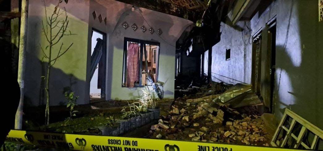Rumah di Kaliangkrik, Kabupaten Magelang hancur usai terjadinya ledakan petasan. 