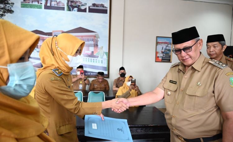 Bupati Kuningan, H. Acep Purnama menyerahkan SK kepada para kepala puskesmas.