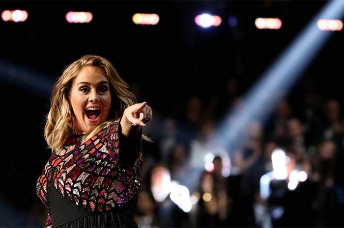 Adele menyanyikan lagu "Hello" di acara Penghargaan Grammy Tahunan ke-59 di Los Angeles, California, A.S., 12 Februari 2017.