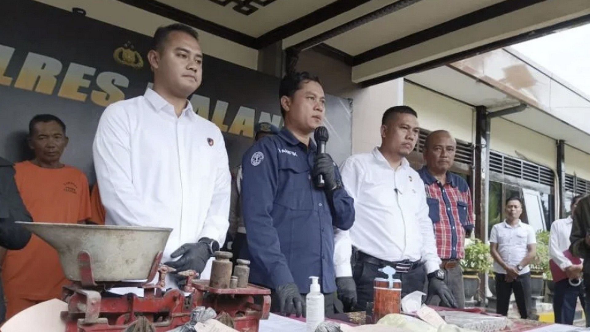 Kasat Reskrim Polres Malang Iptu Wahyu Rizki Saputro (kiri) bersama Kasi Humas Polres Malang Iptu Ahmad Taufik (tengah) pada saat jumpa pers terkait kepemilikan bahan baku pembuatan petasan, di Kabupaten Malang, Jawa Timur, Senin (27/3/2023). ANTARA/Vicki Febrianto.
