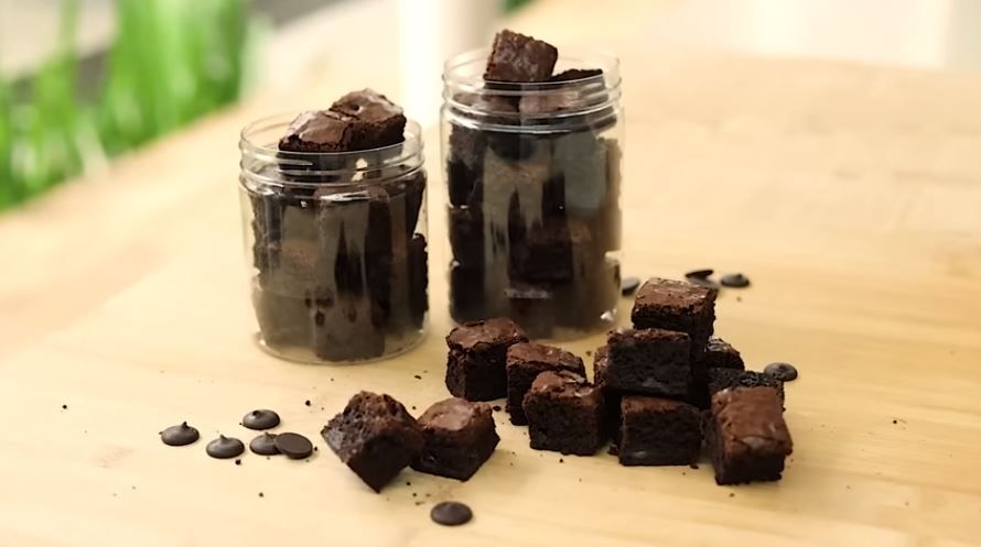 Inilah ide jualan hampers dari resep fudgy brownies bites yang cocok untuk jualan hampers di bulan Ramadhan 2023. 