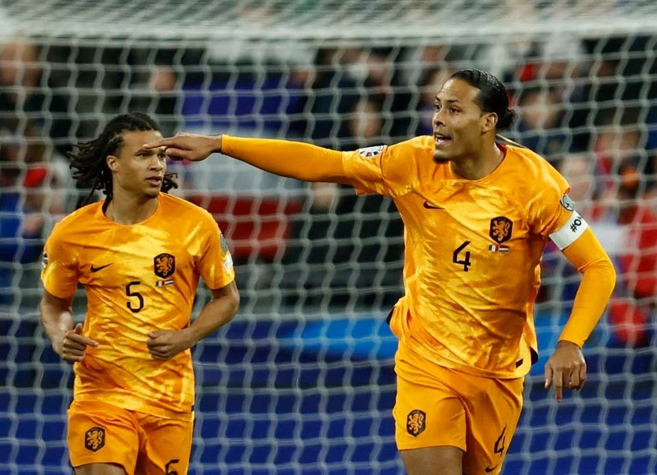 Pemain Belanda Nathan Ake dan Virgil van Dijk pada pertandingan melawan Prancis di kualifikasi Euro 2024, Sabtu, 25 Maret 2023 lalu.