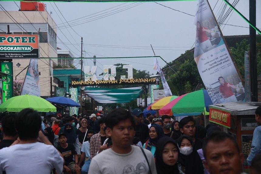 Pasar Ramadhan Kampung Ramadan Jogokariyan (KRJ) Yogyakarta menjadi salah satu tempat favorit tempat warga Yogyakarta memenuhi kebutuhan saat berbuka, untuk berburu tajil.