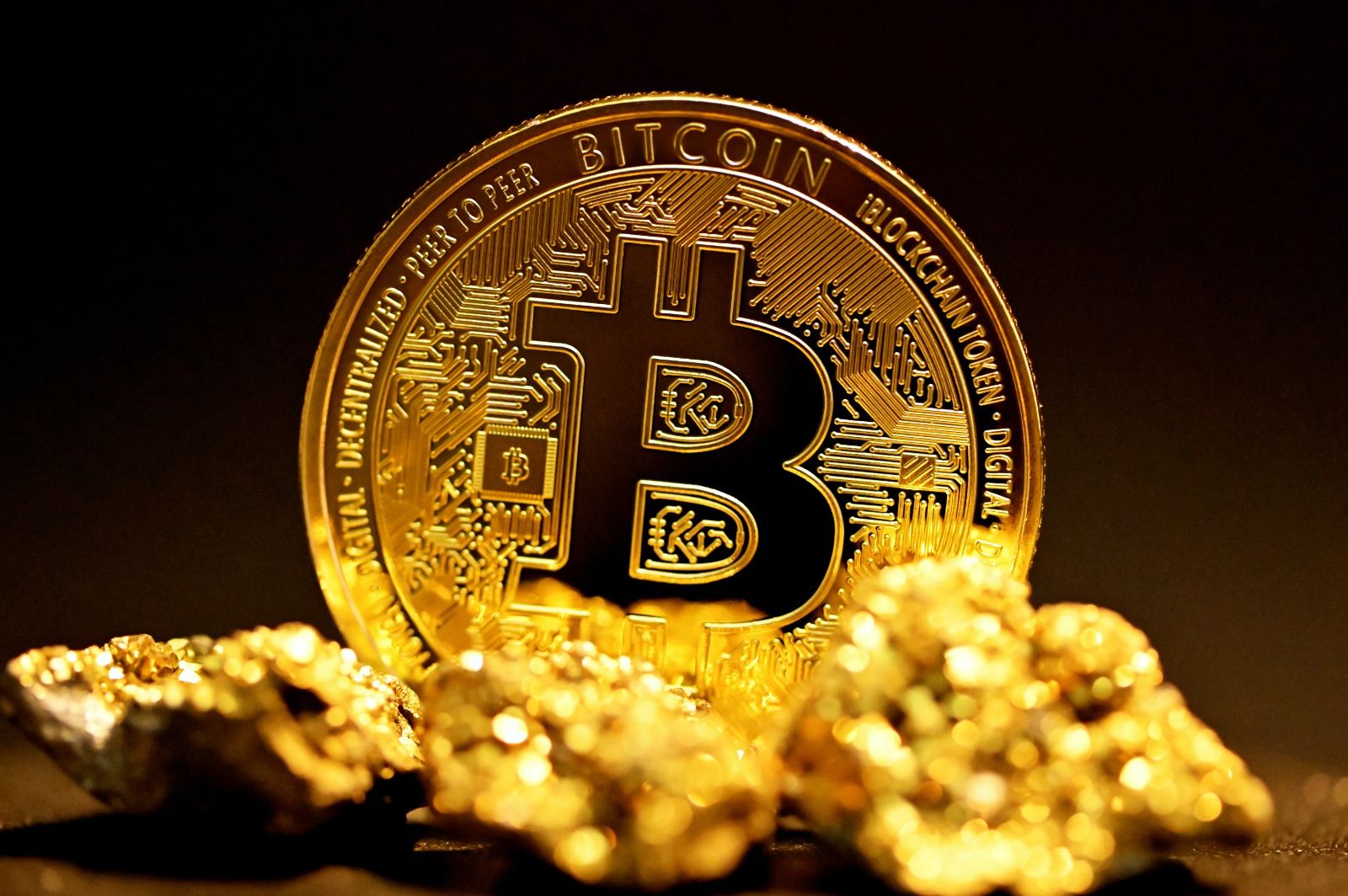 Ilustrasi mata uang digital (bitcoin)