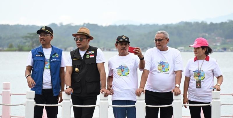 Gubernur Jabar, H.M. Ridwan Kamil (kedua dari kanan) bersama jajaran pejabat melihat kondisi Waduk Darma di sela-sela peringatan Hari Air Sedunia.