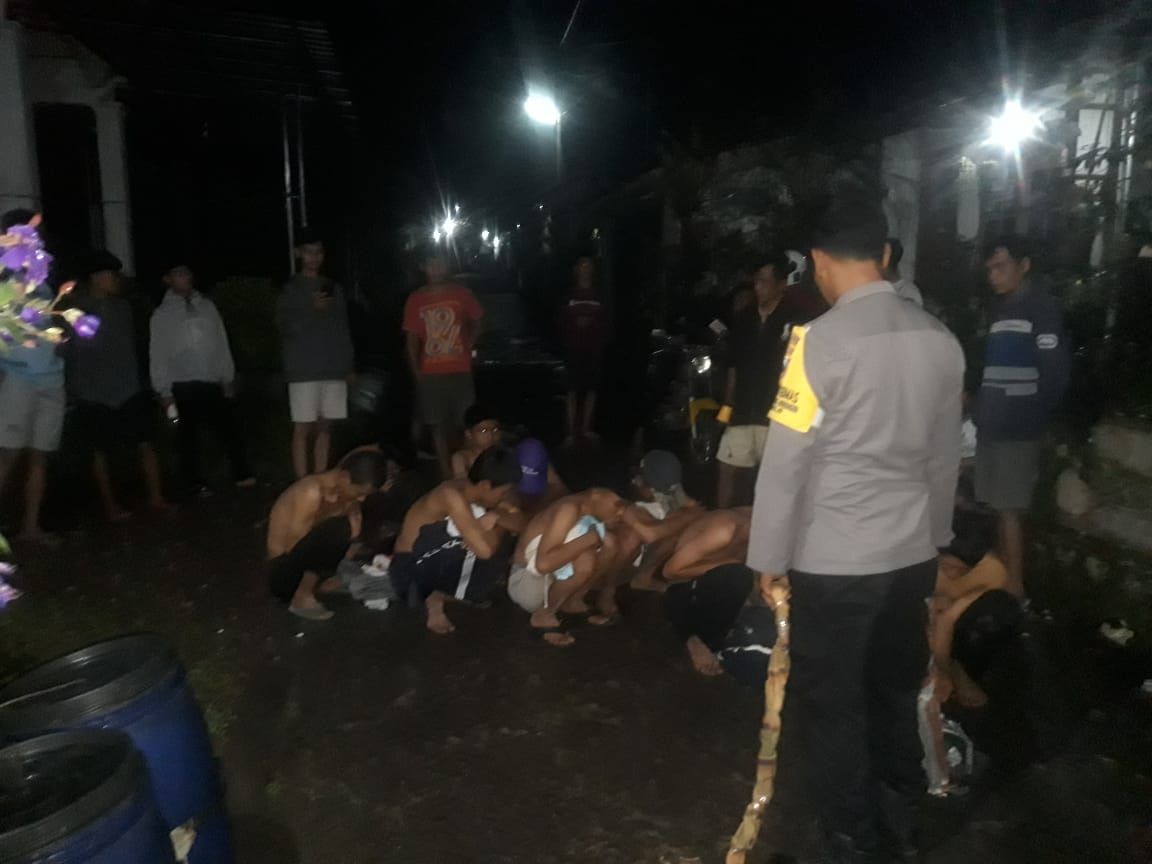 Polisi mengamankan beberapa remaja yang diduga hendak melakukan aksi perang sarung. Turut dimankan pula barang bukti berupa sarung yang telah dimodifikasi  
