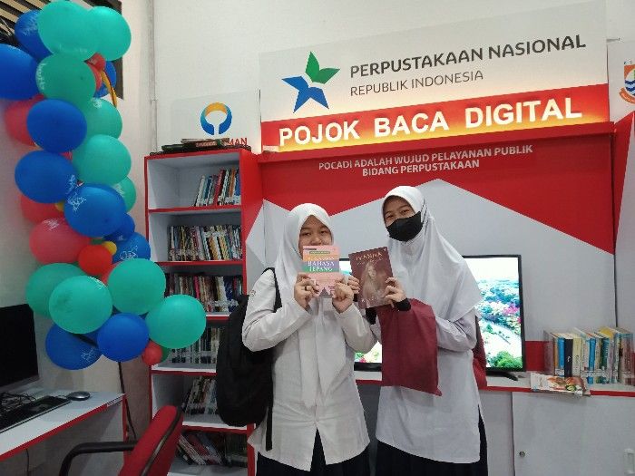 Nazwa dan Maitsa,siswi SMP Darussurur Cimahi tengah berada di Pojok Baca Digital. Lokasi ini juga cocok untuk menjadi tempat ngabuburit selama Ramadhan