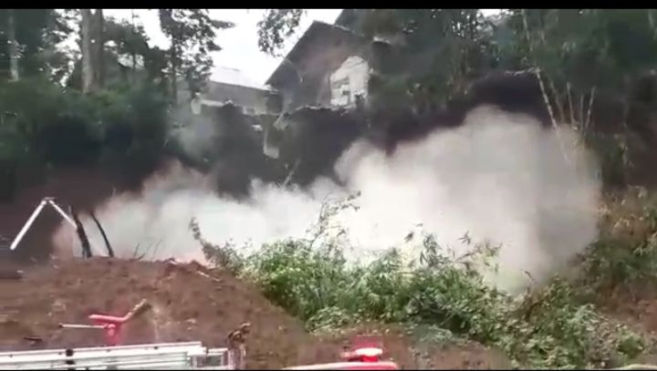 Tangkapan layar video detik-detik satu rumah warga ambruk akibat bencana tanah longsor di Kalicacing, Desa Pingit, Kecamatan Pringsurat, Kabupaten Temanggung pada Senin (27/3/2023) siang.