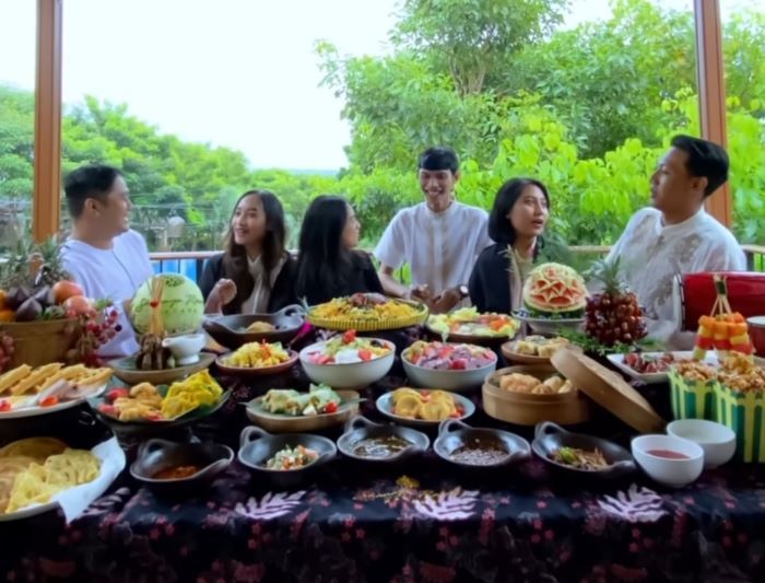 Ilustrasi. Buka puasa bersama dengan teman-teman sekaligus reuni di bulan Ramadhan