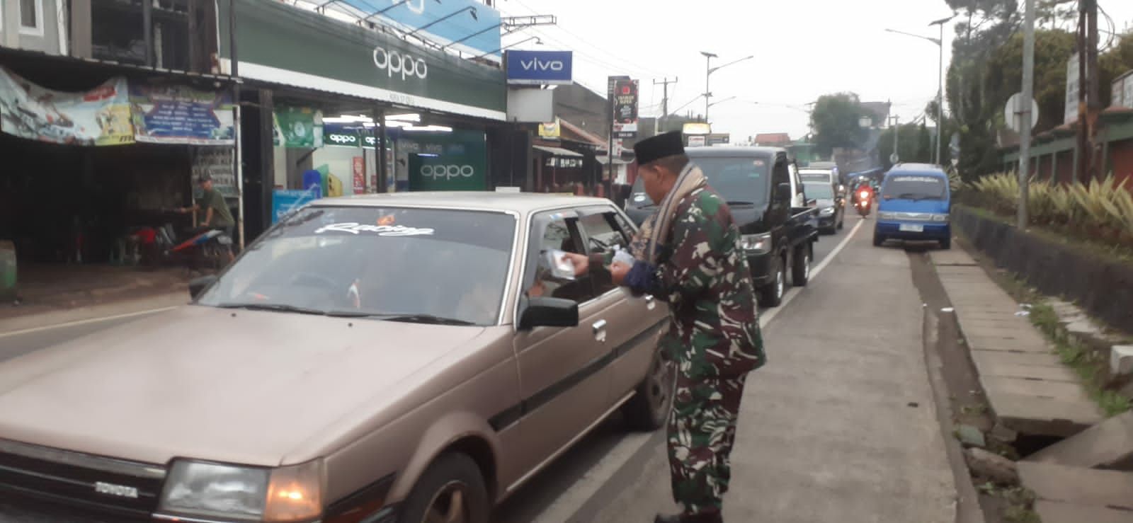 Anggota Koramil 1004 Tanjungsari berbagi takjil kepada para pengendara yang melintasi jalan Raya Bandung-Cirebon tepatnya di depan Koramil 1004 Tanjungsari Sumedang.