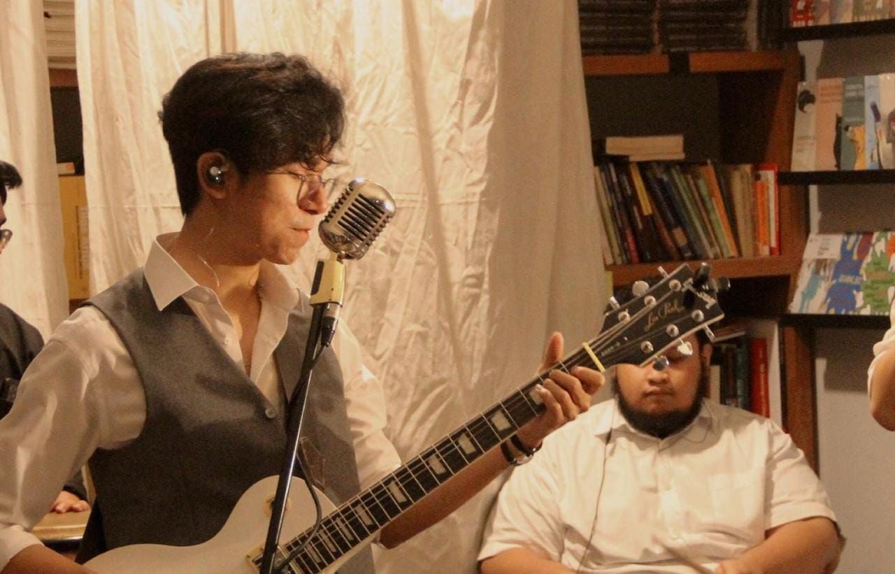 Adrian Setiawan musisi yang mempopulerkan lagu berjudul Semesta/Tangkapan Layar/Instagram @adrianwst