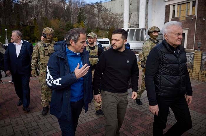 Direktur Jenderal Badan Tenaga Atom Internasional (IAEA) Rafael Grossi berbicara dengan Presiden Ukraina Volodymyr Zelenskiy saat mereka mengunjungi Pembangkit Listrik Tenaga Air Dnipro, di tengah serangan Rusia ke Ukraina, di Zaporizhzhia, Ukraina, 27 Maret 2023.