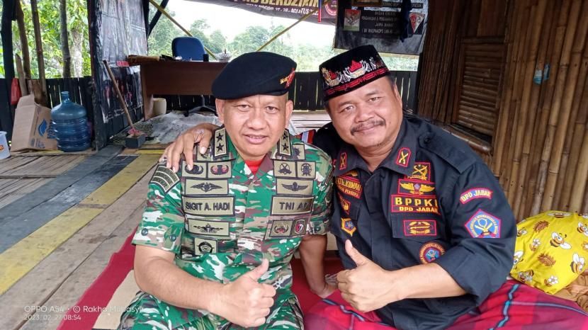 Letkol Czi Sigit Agus Hadi Saputra menggunakan seragam berpangkat Mayjen saat berfoto dengan salah satu anggota ormas BPPKB Banten di Kabupaten Bogor yang beredar di grup Whatshapp.