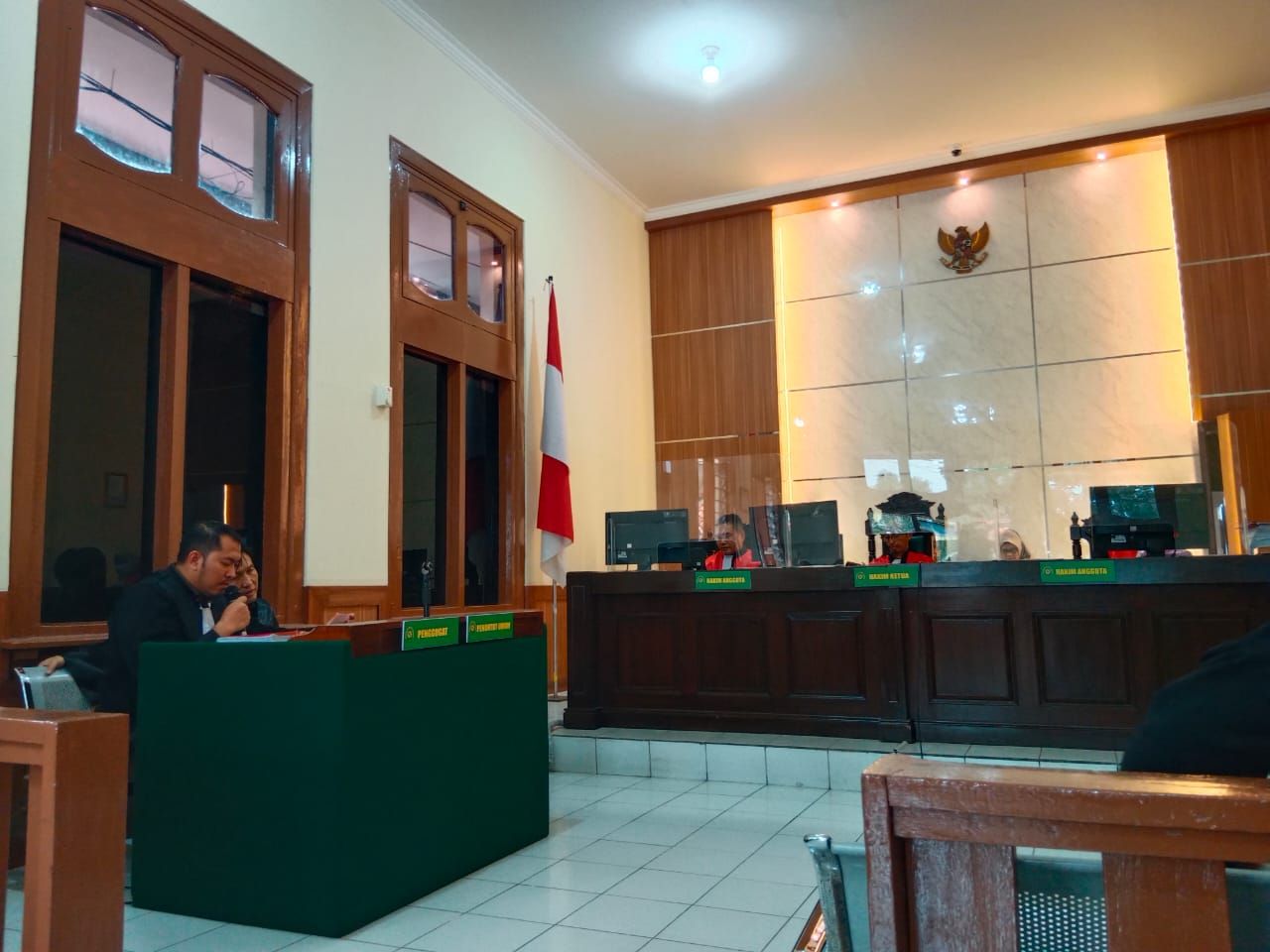 Jaksa Penuntut Umum sedang membacakan dakwaan terhadap Yovie Ketua Peradi Kota Bandung dalam sidang penipuan dan penggelapan