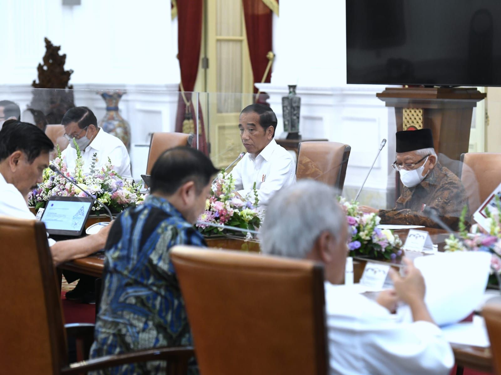 Presiden Joko Widodo menggelar rapat terbatas dengan sejumlah menteri Kabinet Indonesia di Istana Merdeka Jakarta