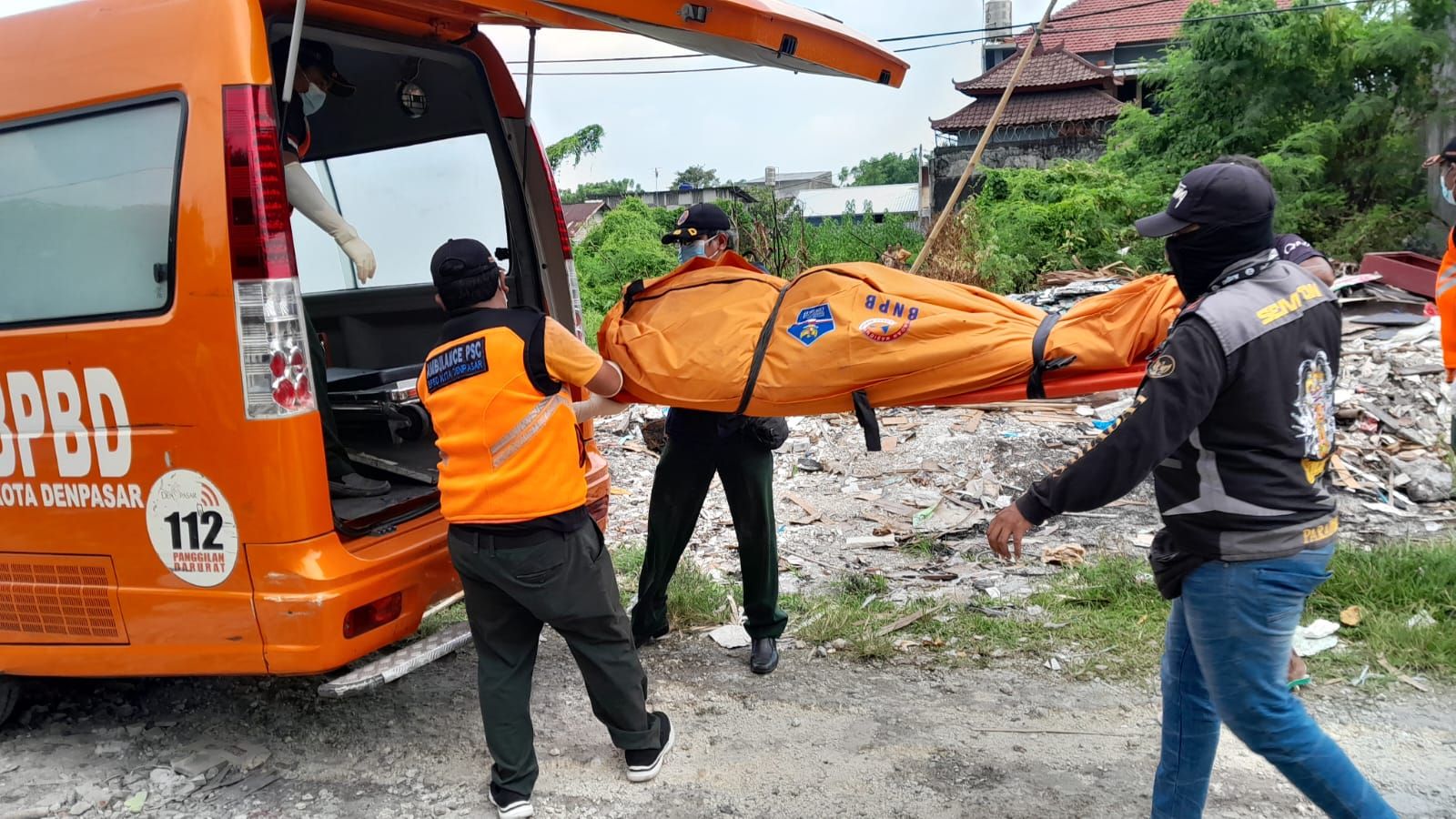 Seorang pemulung ditemukan meninggal dunia di sebuah rumah yang telah lama tak berpenghuni di Denpasar Utara.