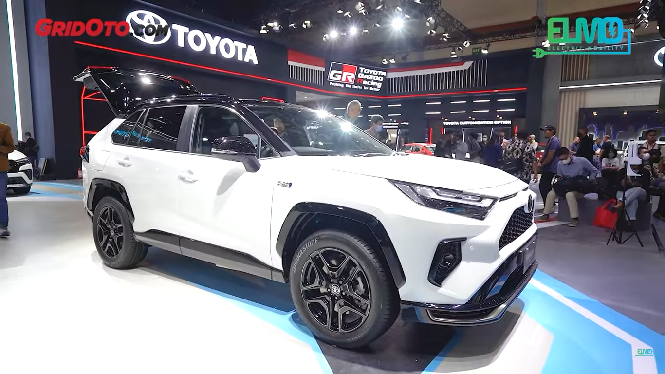 Toyota RAV4 GR Sport Plugin Hybrid dipamerkan di GIIAS Oto Week 2023.