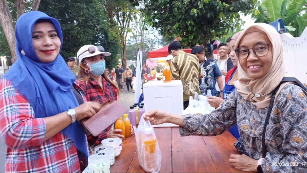 Produk olahan Pakde Sinom ramai diminati pengunjung bazar kuliner Tukangkayu Banyuwangi