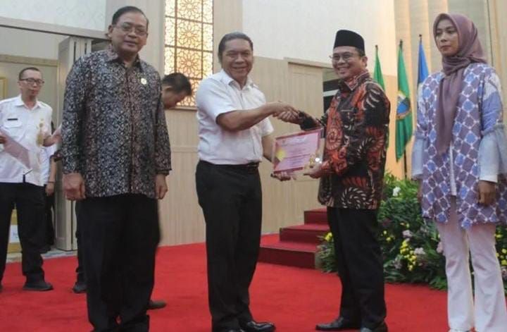 Anggota DPRD Banten Gembong R Sumedi bersalaman dengan Pj Gubernur Banten Al Muktabar/Tangkapa Layar/Instagram @gembong_r_sumedi