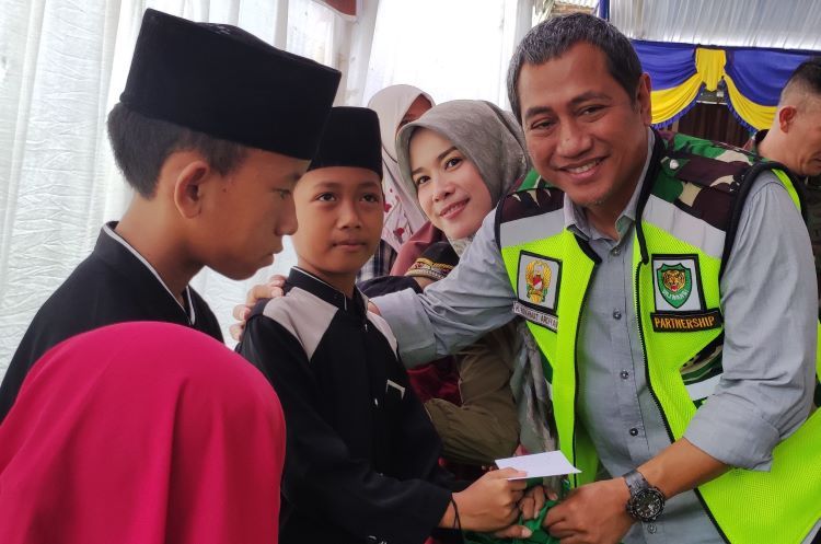 Direktur Utama PPG Kuningan, H. Rokhmat Ardiyan menggelar baksos di Koramil Ciniru.