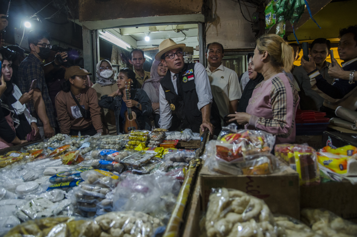 Gubernur Jawa Barat Ridwan Kamil (tengah) berdialog dengan pedagang saat inspeksi mendadak (sidak) di Pasar Kiaracondong, Bandung, Jawa Barat, Selasa (28/3/2023).