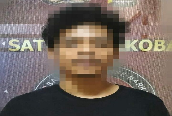 Seorang pemuda berinisial IA warga Kabupaten Pandeglang terduga pengedar dan pemakai ganja, diamankan petugas Polres Pandeglang.
