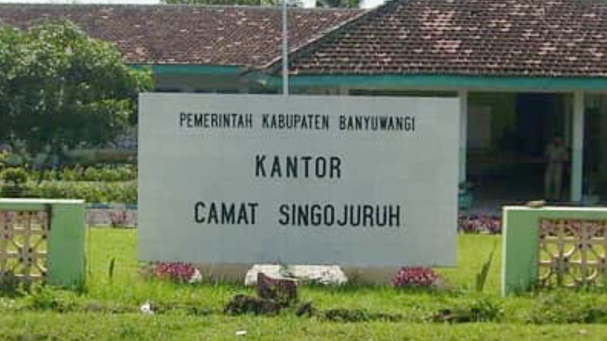 Bagi warga Banyuwangi, Singojuruh terkenal dengan pasar wit-witannya namun selain itu banyak lokasi ngabuburit lainnya yang asyik dan ramai dikunjungi pada bulan Ramadhan.