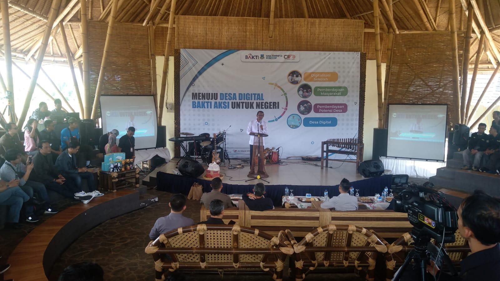 Wakil Bupati Garut Helmi Budiman memberikan sambutan dalam peluncuran Digitalisasi Desa di Bamboo Creative Center, Selaawi, Kabupaten Garut, Selasa, 21 Maret 2023. 