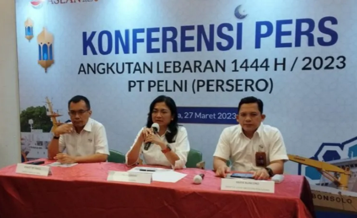 Direktur Utama Pelni Tri Andayani (tengah) bersama Direktur Usaha Angkutan Penumpang Pelni Yahya Kuncoro (kanan) dan Direktur Armada dan Teknik Pelni Robert MP Sinaga saat konferensi pers di Jakarta, Senin, 27 Maret 2023.