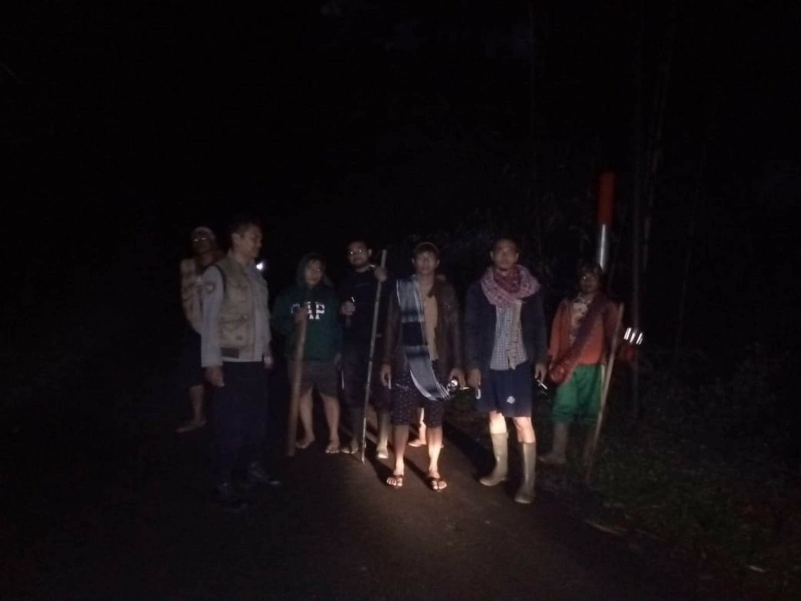 Petugas kepolisian bersama warga melakukan upaya pencarian terhadap lima ekor kerbau yang dicuri di wilayah Kampung Sampingkilir, Desa Ciudian,  Kecamatan Singajaya, Garut, Minggu, 27 Maret 2023 malam.