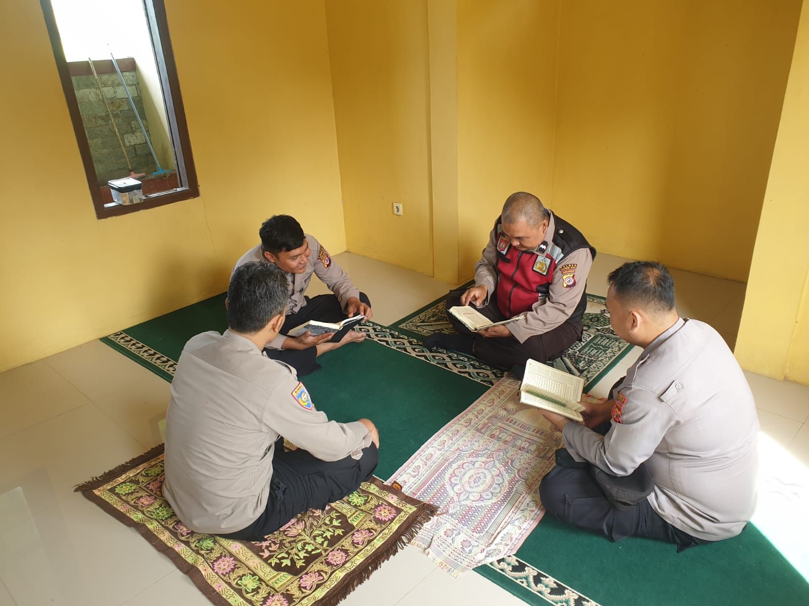 Personil polsek Gunungguruh tengah mengaji bersama menjelang buka puasa